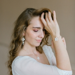 "Melania" Bracelet de mariée avec fleur émaillée et cabochon pierre de lune