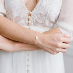 "Luisana" Bracelet de mariée avec pendentif  éventail doré en nacre et strass