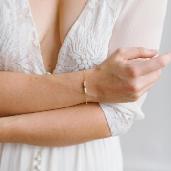 "Talia" Bracelet de mariée perles nacrées et perle dorée 