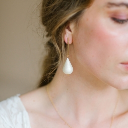 "Emma" Boucles d'oreilles barre et perle goutte en papier mâché 