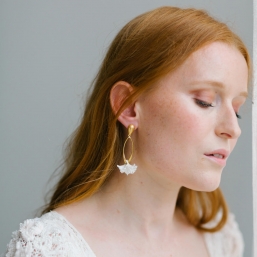 "Dina" Boucles d'oreilles pendantes avec fleurs de bleuet en porcelaine
