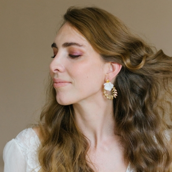 "Eva" Boucles d'oreilles couronne d'olivier et fleurs en porcelaine