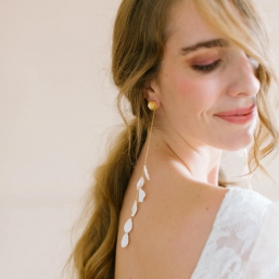 "Felicità" Boucles d'oreilles de mariée longues avec pétales en porcelaine