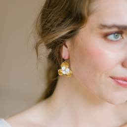 "Pia" Boucles d'oreilles de mariée fleurs en laiton et émaillée