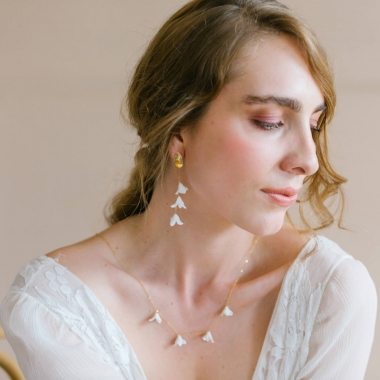 https://www.latelierdesylvie.com/3366-thickbox/boucles-oreilles-mariee-fleurs-pendantes-flaviana.jpg