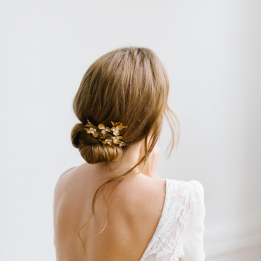 https://www.latelierdesylvie.com/3402-thickbox/ornement-coiffure-mariee-fleurs-feuillage-dore.jpg