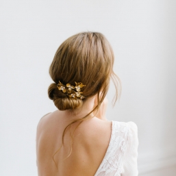 "Gloria" Ornement coiffure de mariée avec fleurs et feuillages dorés