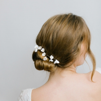 "Mateà" Ornements pour coiffure de mariée fleurs en porcelaine