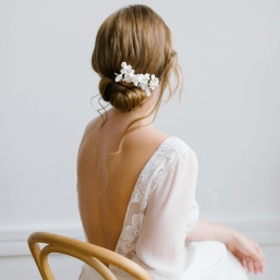 "Solena" Peigne pour chignon de mariée avec fleurs d’iris en porcelaine froide