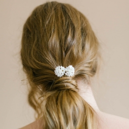 "Dina" Peigne de mariée avec fleurs de bleuet en porcelaine