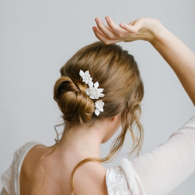 https://www.latelierdesylvie.com/3445-thickbox/mina-peignes-pour-coiffure-de-mariee-avec-jolies-fleurs-d-oeillet-et-petales-en-porcelaine.jpg