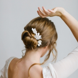 "Mina" Peignes pour coiffure de mariée avec jolies fleurs et pétales en porcelaine