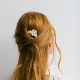 "Anelia" Peigne de mariée avec trois fleurs en porcelaine