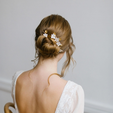 https://www.latelierdesylvie.com/3460-thickbox/vana-pics-fleuris-pour-coiffure-de-mariee.jpg