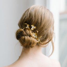 "Julia" Peigne et pics pour coiffure de mariée avec fleurs et feuillage
