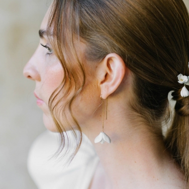 https://www.latelierdesylvie.com/3540-thickbox/boucles-doreilles-de-mariage-fleur-pendante.jpg