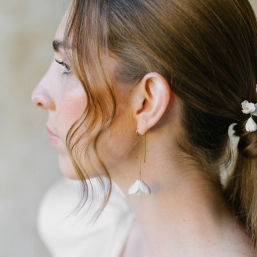 "Gabriella" Boucles d'oreilles de mariée avec jolie fleur en porcelaine