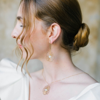 "Elia" Boucles d'oreilles de mariée avec jolies fleurs dorées et cabochon en pierre de lune ou nacré