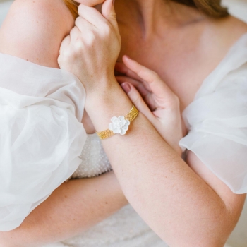 "Floriana" Bracelet manchette filigrané avec jolie fleur en porcelaine