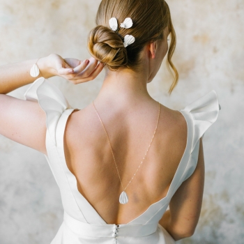 "Adina" Collier de mariée avec bijou de dos joli pétale en porcelaine