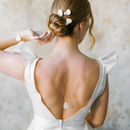 "Adina" Collier de mariée avec bijou de dos joli pétale en porcelaine