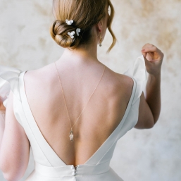 "Vera" Collier de mariée bijou de dos avec pendentif feuille et strass