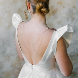 "Marica" Collier de mariée avec bijou de dos, perles d'eau douce plates 