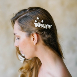 "Mariana" Peigne de mariée avec fleurs et boutons de porcelaine