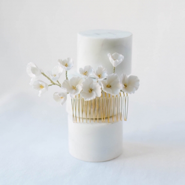 https://www.latelierdesylvie.com/3670-thickbox/peigne-mariee-bouquet-fleurs-blanches.jpg
