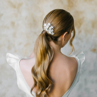 https://www.latelierdesylvie.com/3678-thickbox/peigne-mariee-fleurs-blanches-porcelaine-froide.jpg