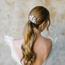 "Albertina" Peigne de mariée avec une envolée de fleurs en porcelaine froide