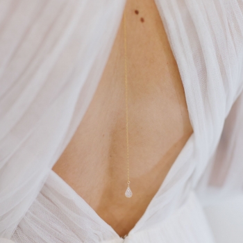 "Cecilia" Bijou de dos pour mariée avec pendentif larme strassé