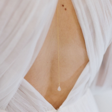 https://www.latelierdesylvie.com/3710-thickbox/bijou-dos-mariee-pendentif-strass.jpg