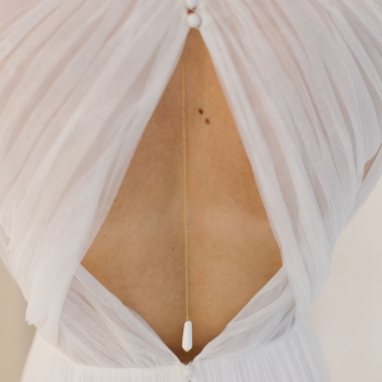 "Mirella" Bijou de dos pour mariée avec pendentif goutte en nacre