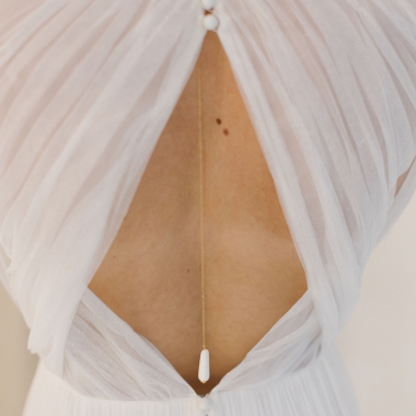 https://www.latelierdesylvie.com/3712-thickbox/bijou-dos-mariee-pendentif-nacre.jpg