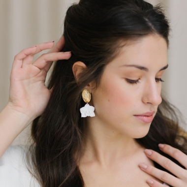 https://www.latelierdesylvie.com/3726-thickbox/boucles-doreilles-de-mariee-fleur-porcelaine.jpg