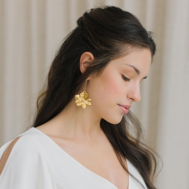 https://www.latelierdesylvie.com/3741-thickbox/boucles-doreilles-mariage-fleurs-dorees.jpg