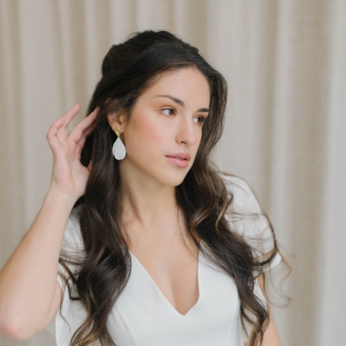 https://www.latelierdesylvie.com/3757-thickbox/boucles-doreilles-modernes-pour-mariee.jpg