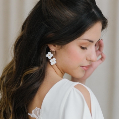 https://www.latelierdesylvie.com/3761-thickbox/boucles-doreilles-mariee-dorees-et-fleurs.jpg