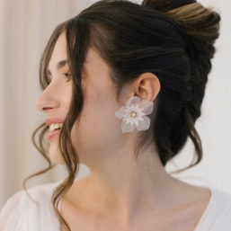 "Iliana" Boucles d'oreilles de mariée fleurs en organza de soie et petite perle