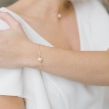 https://www.latelierdesylvie.com/3800-thickbox/bracelet-de-mariage-avec-perles-nacrees.jpg