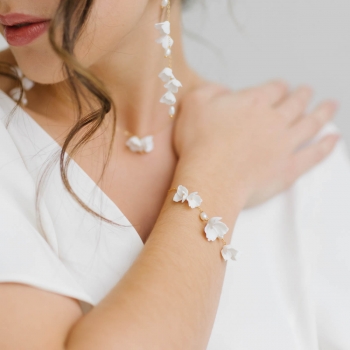 "Agostina" Bracelet de mariée jolies fleurs de porcelaine et perles d'eau douce