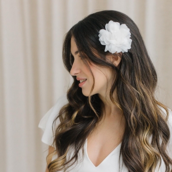 "Leontina" Peigne de mariée avec grande fleur de pivoine en organza de soie