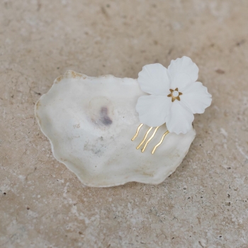 "Aldina" Peigne de mariée avec fleur marguerite en porcelaine froide