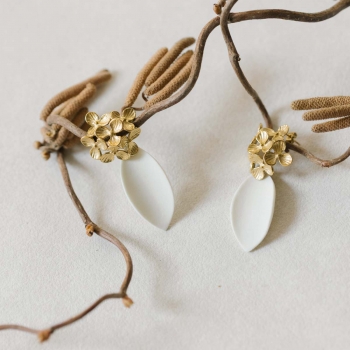"Angelina" Boucles d'oreilles de mariée avec grappe de fleurs dorées et feuilles en porcelaine