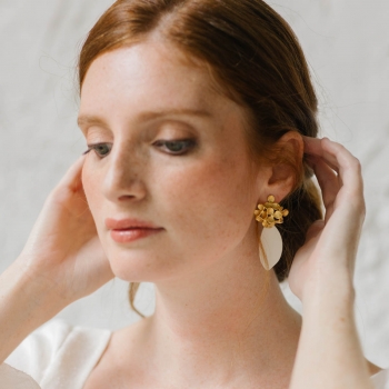 "Angelina" Boucles d'oreilles de mariée avec grappe de fleurs dorées et feuilles en porcelaine