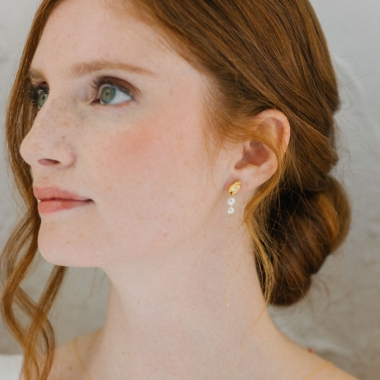 https://www.latelierdesylvie.com/3951-thickbox/boucles-oreilles-gouttes-pendantes-mariee-perles-nacrees.jpg