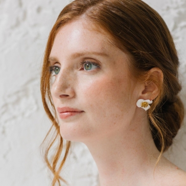 https://www.latelierdesylvie.com/3958-thickbox/gianna-boucles-d-oreilles-de-mariee-fleurs-en-porcelaine-et-coeur-pistil-dore.jpg