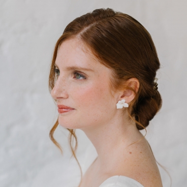https://www.latelierdesylvie.com/3969-thickbox/lina-boucles-d-oreilles-de-mariee-avec-jolie-fleur-en-porcelaine.jpg
