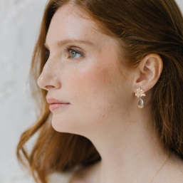 "Serena" Boucles d'oreilles de mariée avec fleurs dorées et goutte en verre